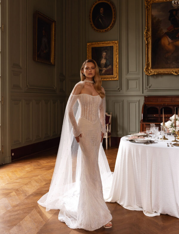 abito-sposa-tina-valerdi-2026-corpetto-perle-mantellina-collarino Abito da sposa Tina Valerdi Enrichetta 2026
