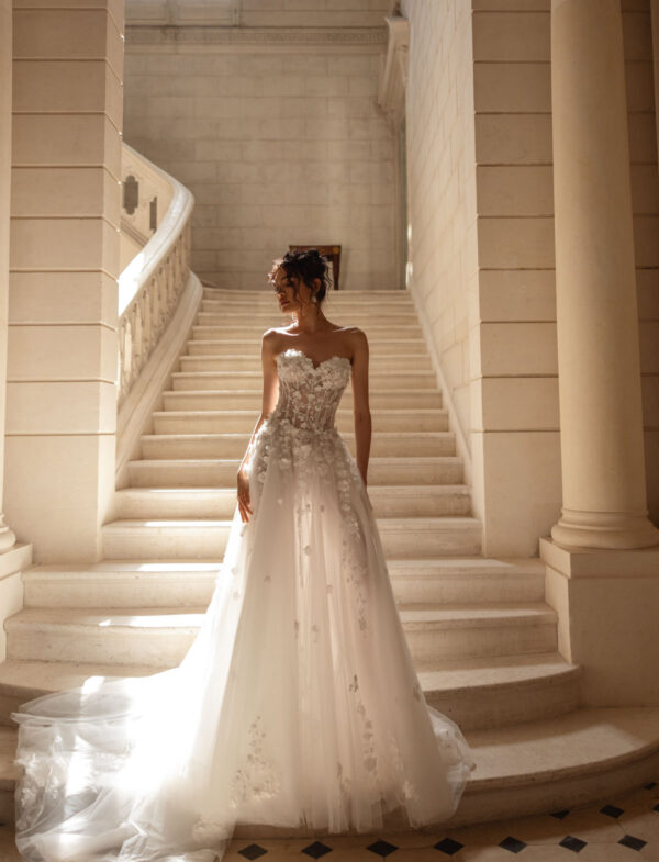 abito-sposa-tina-valerdi-2026-gonna-tulle-dettagli-floreali-trasparenze Abito da sposa Tina Valerdi Domna 2026