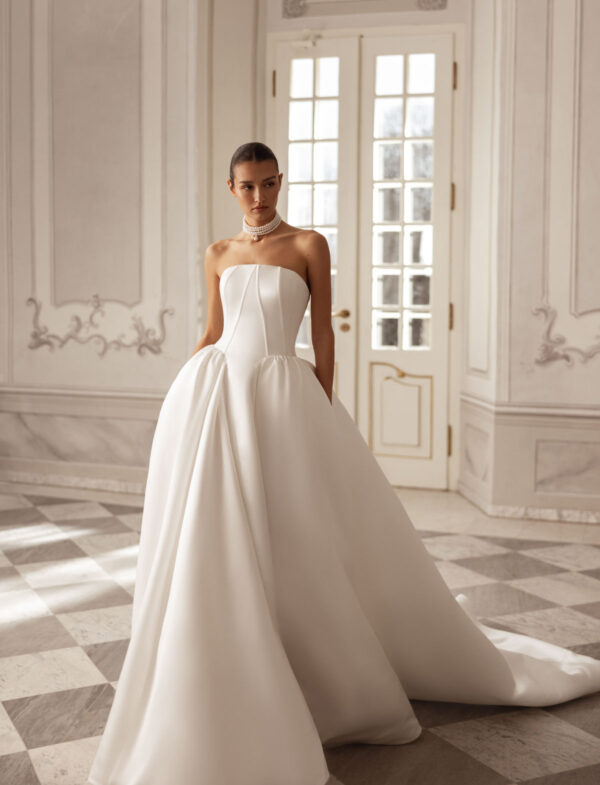 abito-sposa-tina-valerdi-2026-gonna-voluminosa-mikado-seta-scollo-dritto Abito da sposa Tina Valerdi Alma 2026