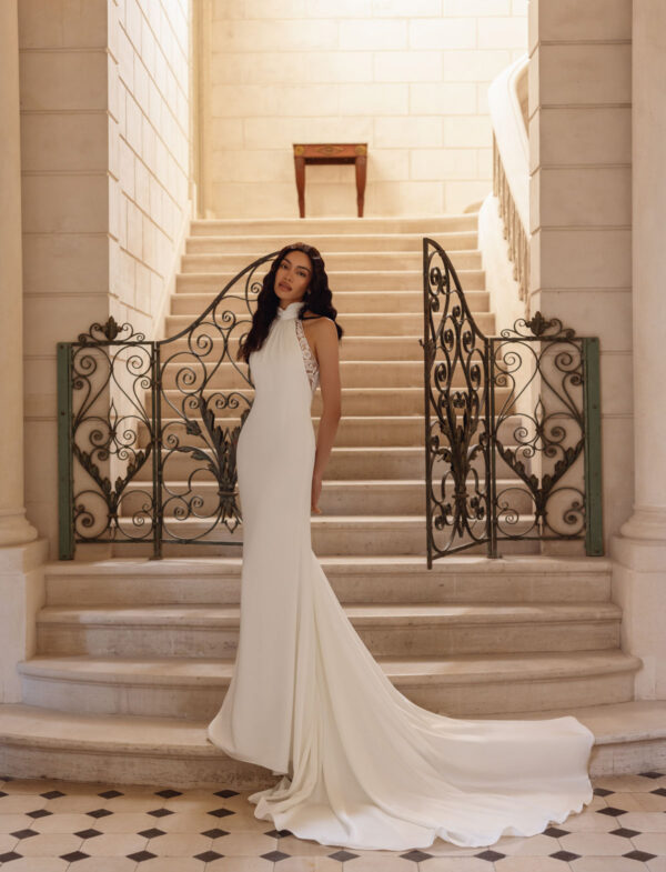 abito-sposa-tina-valerdi-2026-liscio-collo-americano-dettaglio-pizzo Abito da sposa Tina Valerdi Abigail 2026
