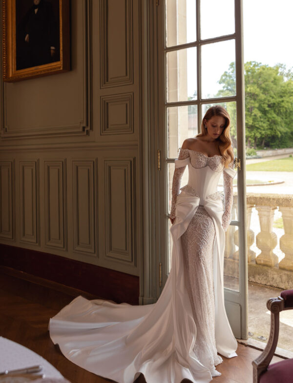 abito-sposa-tina-valerdi-2026-perle-corpetto-strutturato-off-shoulder-sovragonna Abito da sposa Tina Valerdi Dione 2026