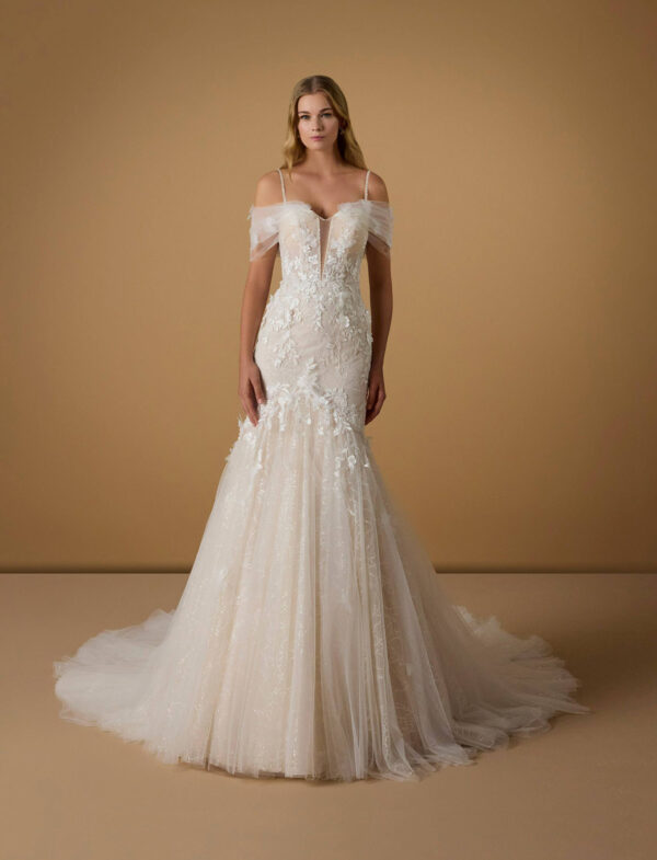 abito-sposa-nicole-milano-spalline-scese-applicazioni-3d-tulle-strascico Abito da sposa Nicole Milano Lilaea