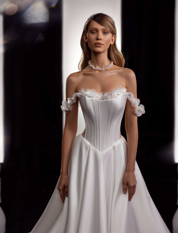 abito-sposa-tina-valerdi-corpetto-satinato-applicazioni-floreali Abito da sposa Tina Valerdi Diletta