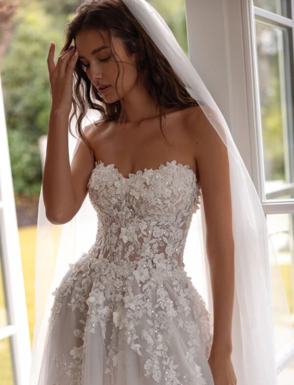 abito-sposa-tina-valerdi-bliss-2026-gonna-semitrasparente Abito da sposa Tina Valerdi Bliss 2027